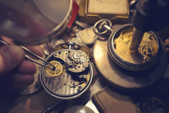 Taschenuhr wird repariert